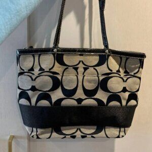gorgeous vintage monogram coach shoulder bag